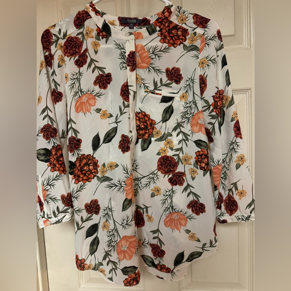 Women’s NYDJ size xs long sleeve blouse. Easy care, wrinkle resistant.